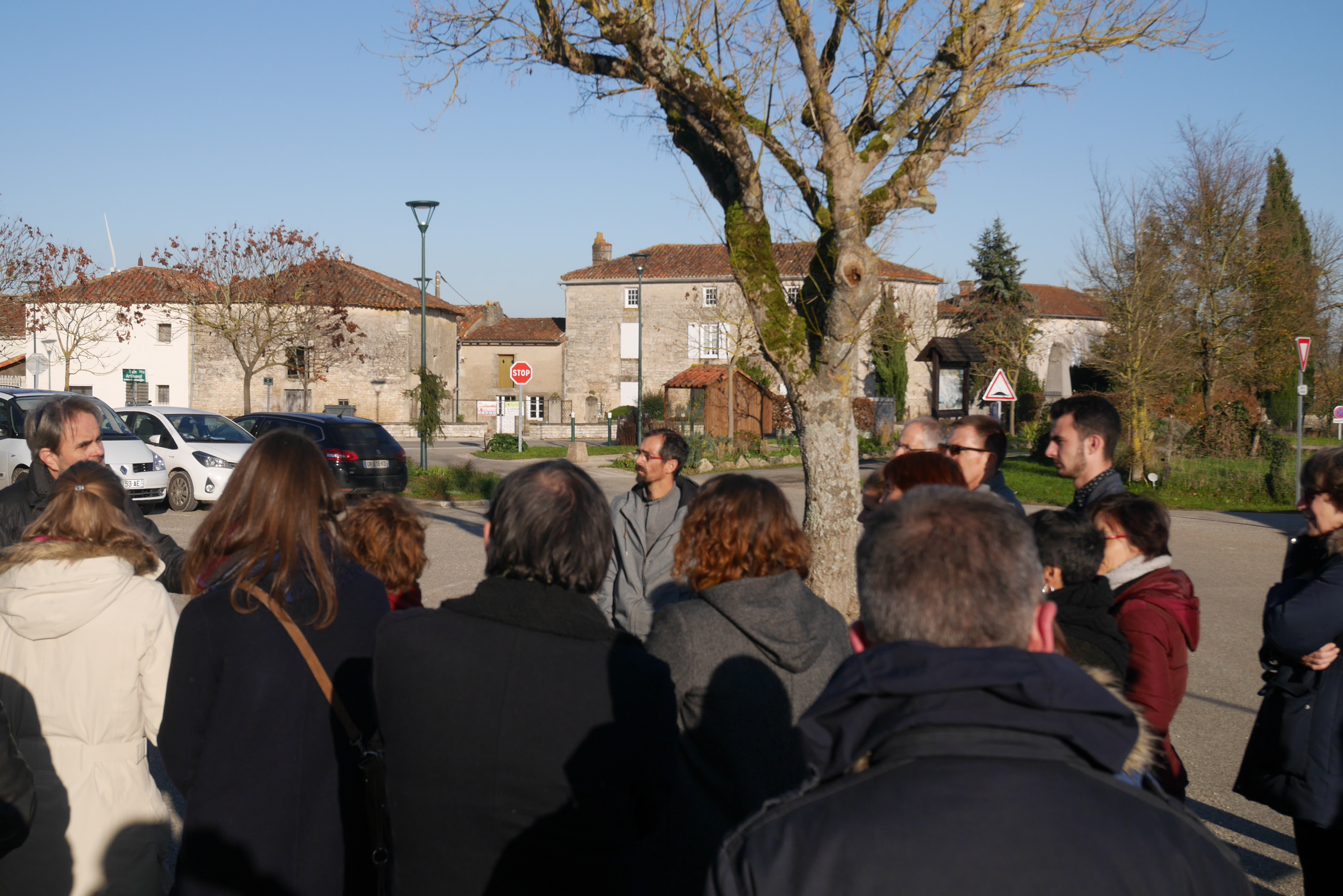 Aménagement arboré au centre bourg de La Faye (16)